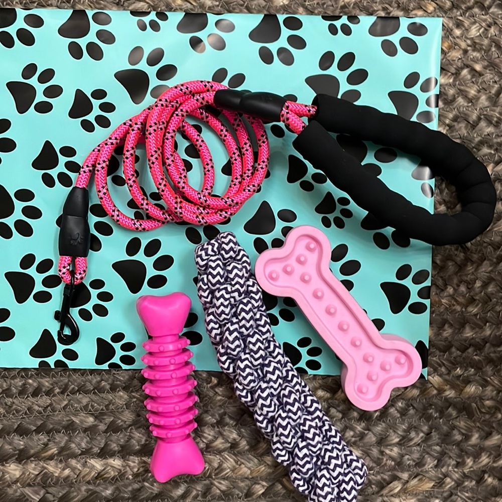 Brand New 🆕🐶🐾pet Packs 🐶🐾🆕 Leash & 3 Durable High Quality PetToys🦴🆕 Dog